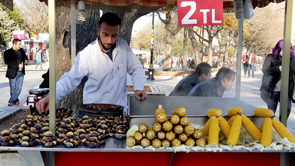 Venditore di street food turco, cibo e tradizione a Istanbul.