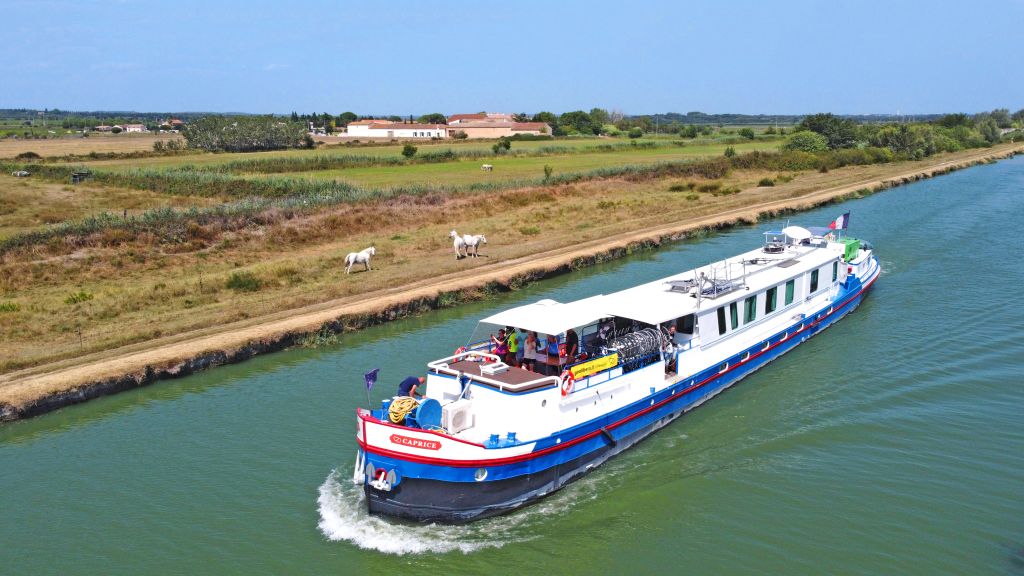 Barca da crociera che naviga lungo il canale di Garonna, Francia, viaggi organizzati in bici e barca Girolibero