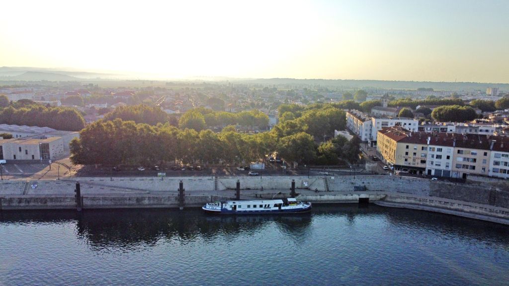 Barca sul porto di una città della Francia all'alba