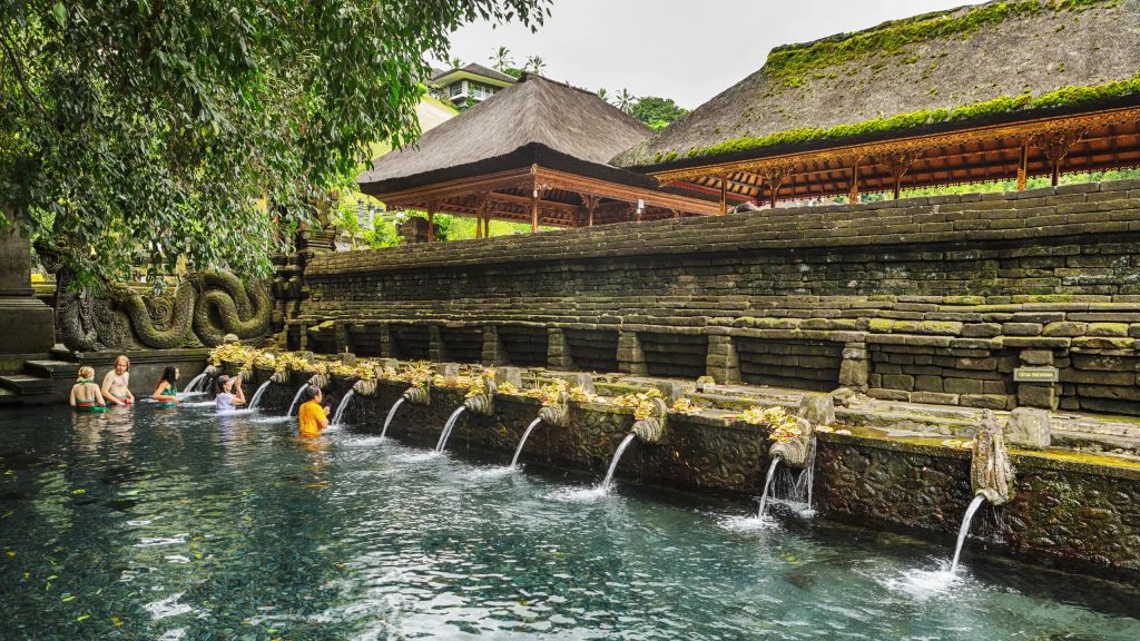 Fontane sacre nel tempio di Tirta Empul, Bali, Indonesia.