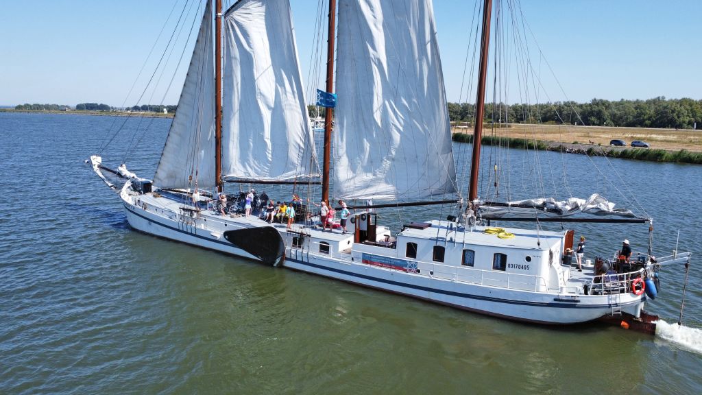 Veliero turistico in Olanda, con passeggeri a bordo.