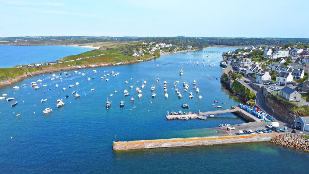 Panoramica del porto di Le Conquet, con barche ancorate e il villaggio bretone sullo sfondo