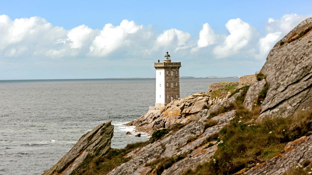 Faro di Kermorvan, posizionato su una scogliera rocciosa a picco sul mare nella Bretagna