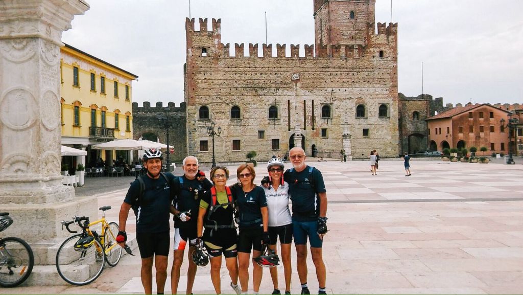 Gruppo di ciclisti in visita a Marostica, tour in bici "Girolibero", Veneto