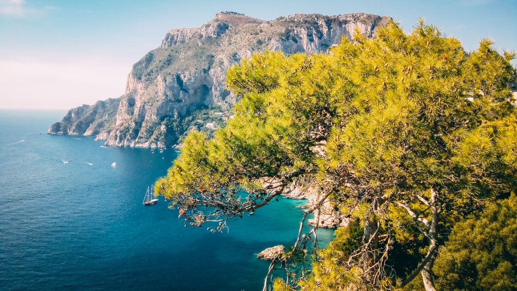Vista della costa rocciosa e mare blu a Capri, Italia.