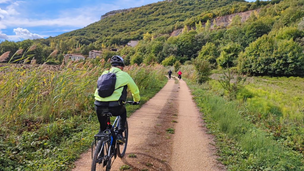 Ciclista su un percorso sterrato tra i vigneti della Navarra, Spagna, durante una giornata di sole.