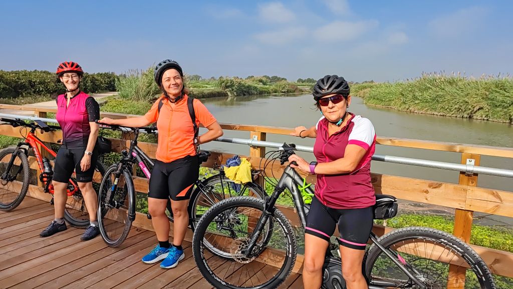 Gruppo di cicliste con vista sulla laguna e sulle zone umide di Valencia.