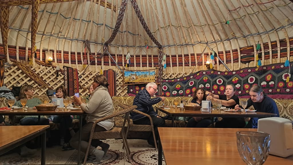 Interno di yurta tradizionale allestita a ristorante per viaggiatori nel deserto dell'Uzbekistan.