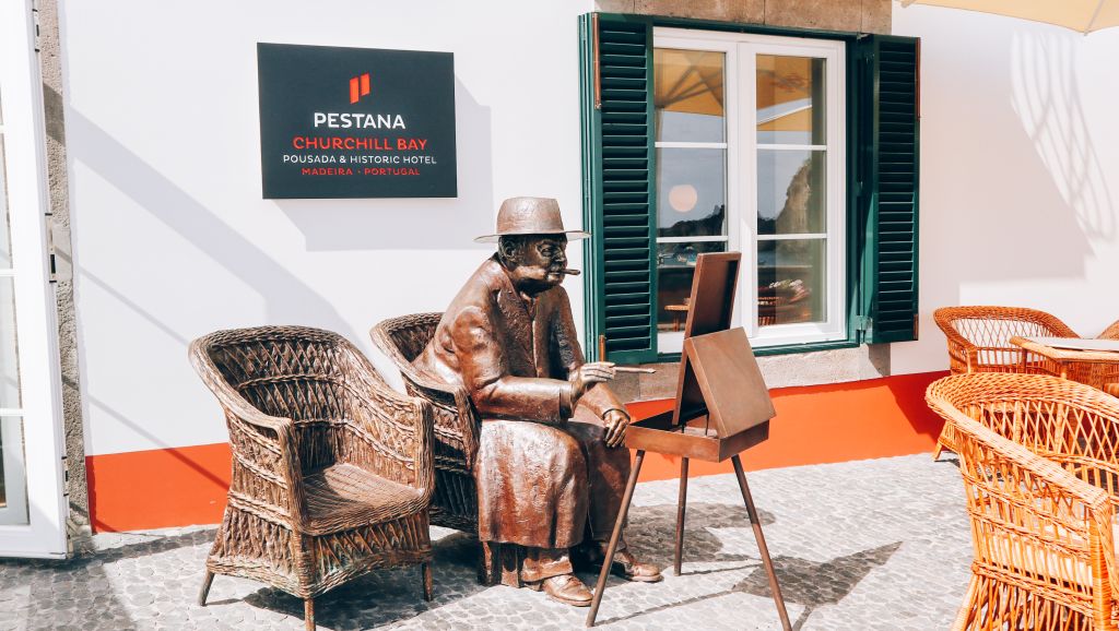 Esterno di una casa tradizionale con arredi da giardino a Santana, Madeira