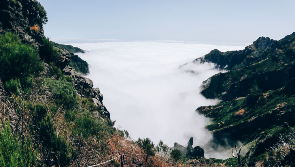 Vista panoramica tra le nuvole dalle montagne di Madeira, trekking in gruppo "Girolibero"