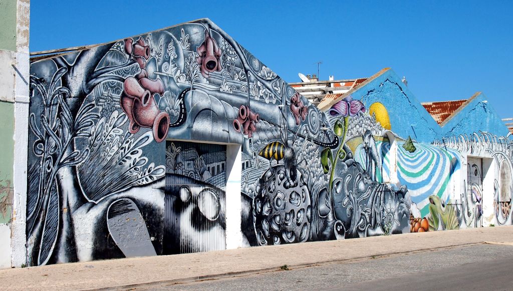 Arte murale colorata su una facciata di edificio in una città portoghese