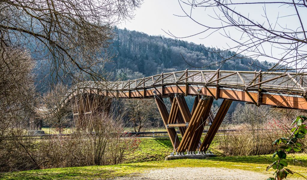 Ponte ferroviario storico sulla Ciclabile dell'Altmühl, circondato da paesaggi naturali.