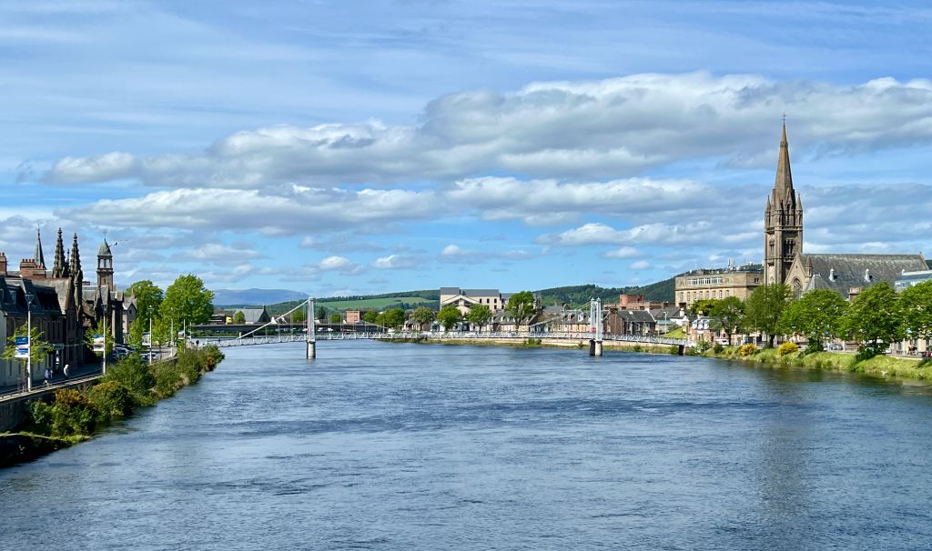 Vista sul fiume Ness a Inverness lungo il percorso del Great Glen Way, con l'iconica torre della Cattedrale di St. Andrew sullo sfondo.