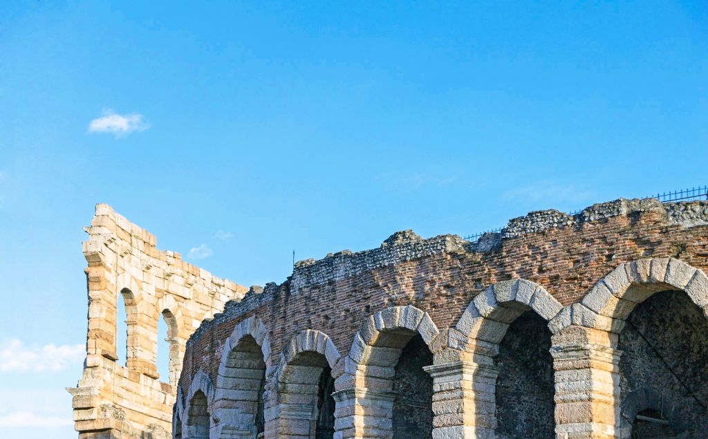 Detail der monumentalen Bögen der Arena von Verona