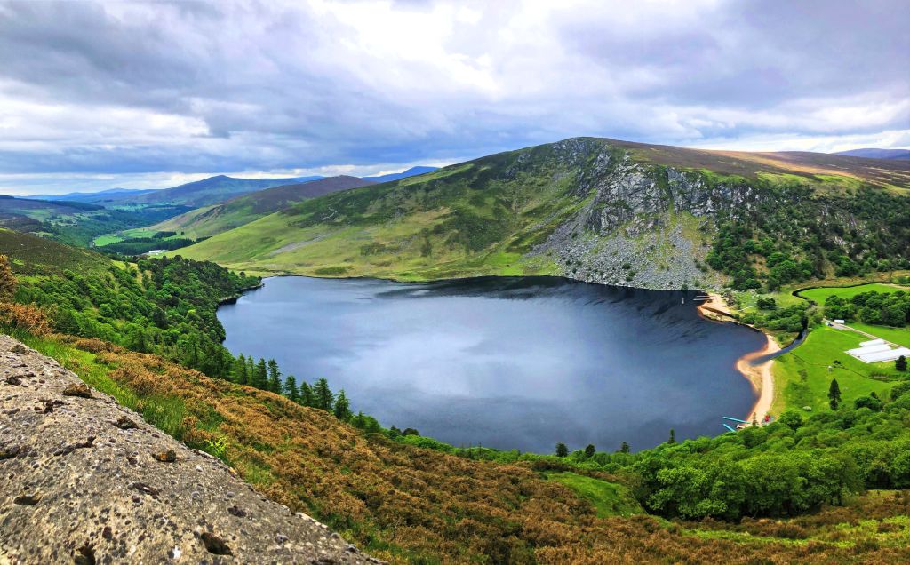 Lago Lough Tay, conosciuto come il Lago Guinness, nelle montagne di Wicklow, Irlanda.