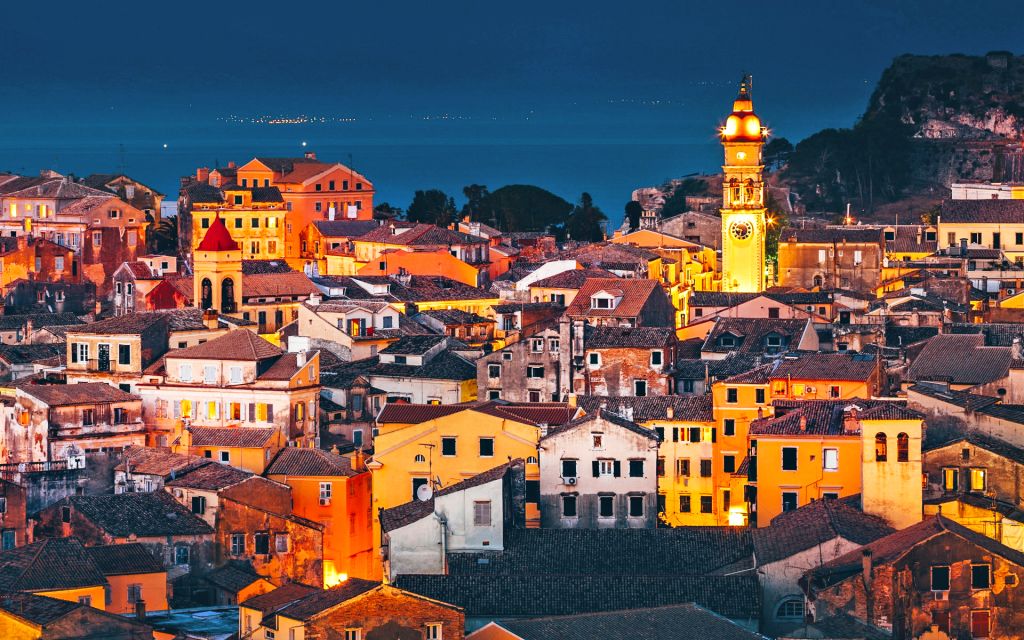 Vista notturna della città vecchia di Corfù illuminata, Grecia