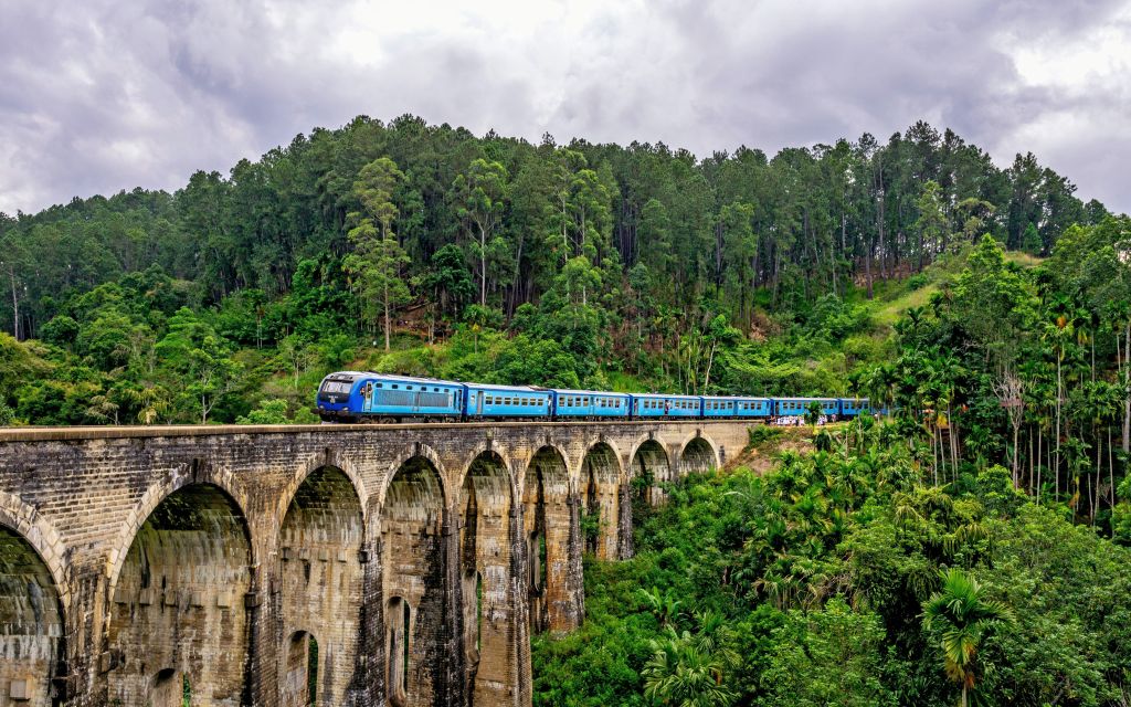 Treno blu che attraversa un ponte in una foresta, Sri Lanka