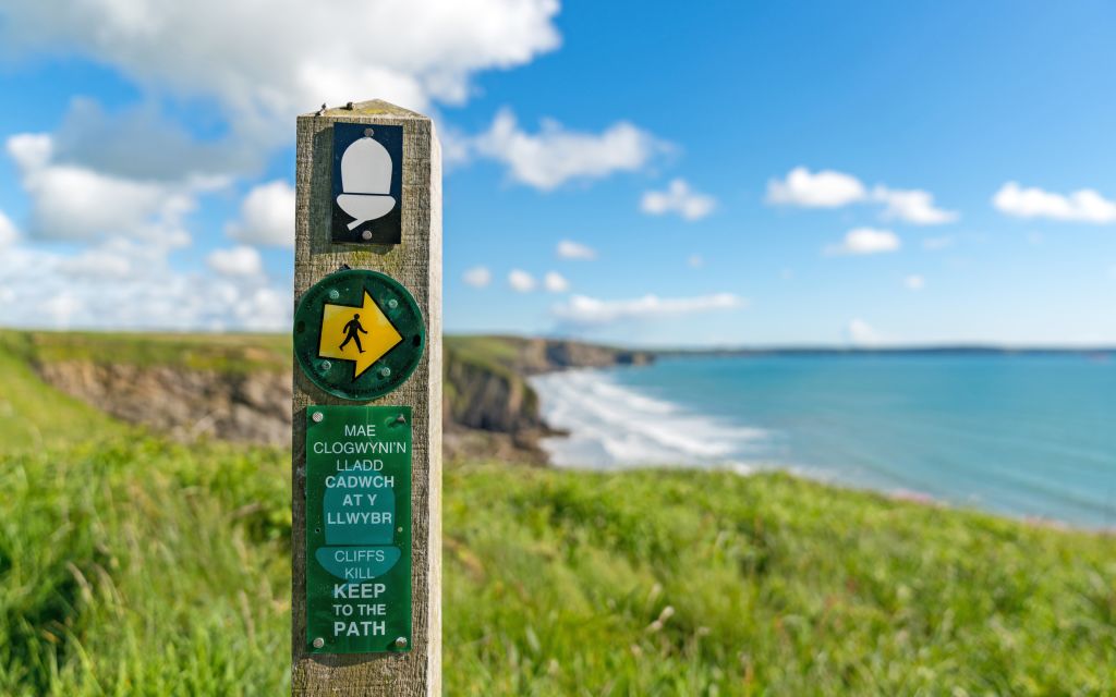 Segnaletica del Pembrokeshire Coast Path lungo la costa gallese, Galles sud-occidentale.