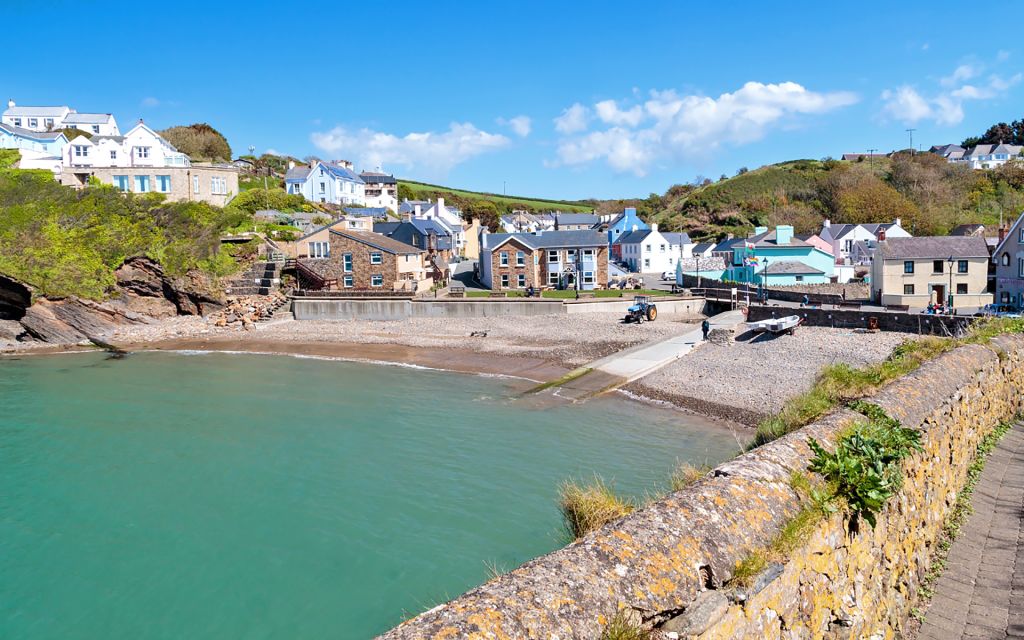 Porticciolo di Solva con case tradizionali affacciate sull’insenatura, Galles.
