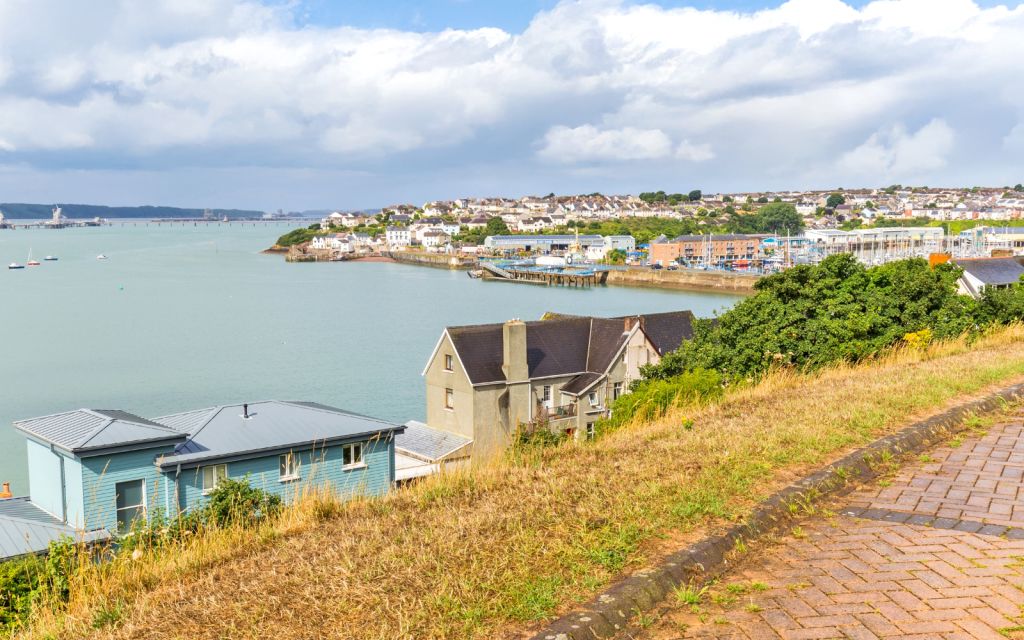 Vista panoramica sul porto di Fishguard e sul mare, Galles occidentale, vacanze trekking Girolibero.