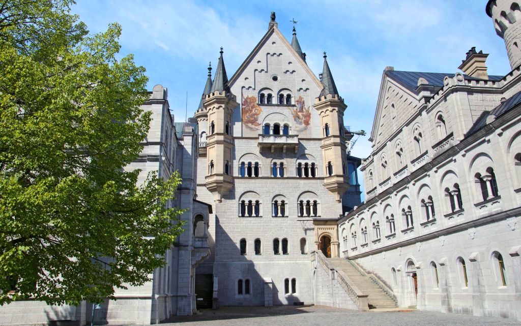 Cortile interno del castello di Neuschwanstein, capolavoro romantico bavarese.