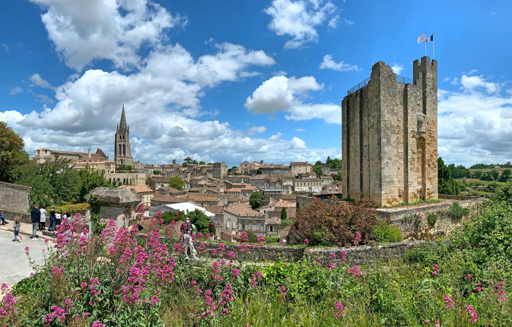Grande torre di guardia all'ingresso di una città medioevale nella regione di Bordeaux.