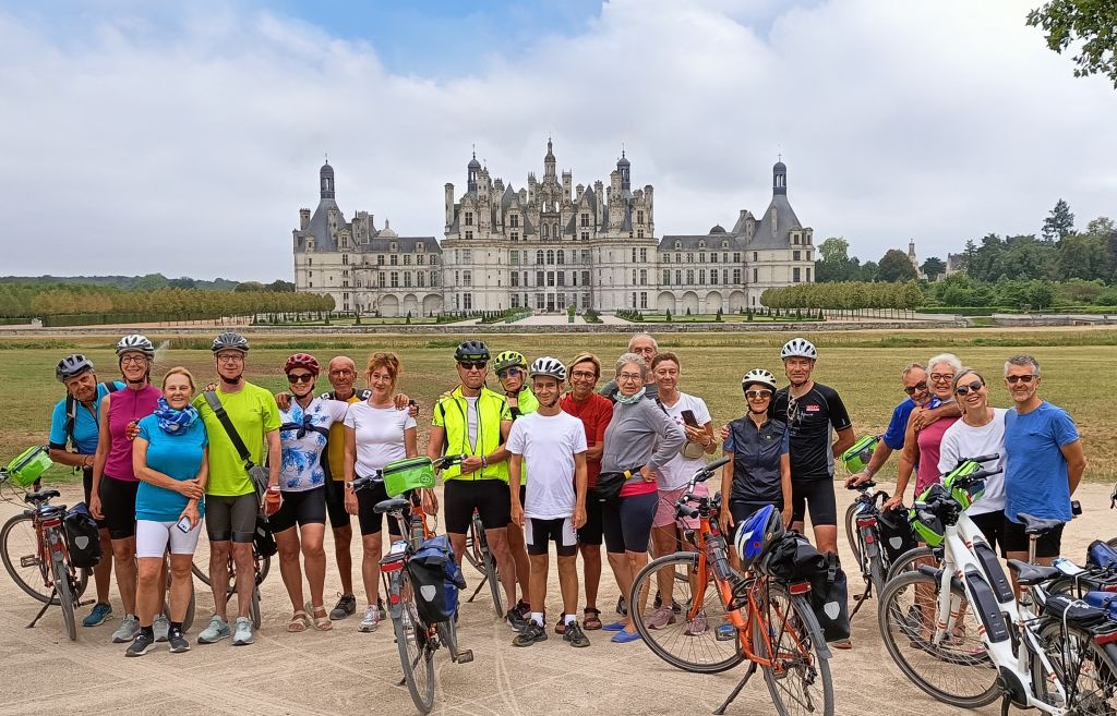 Gruppo di ciclisti al Castello di Chambord – Ciclisti in posa davanti al Castello di Chambord durante un tour in bicicletta nella Valle della Loira.