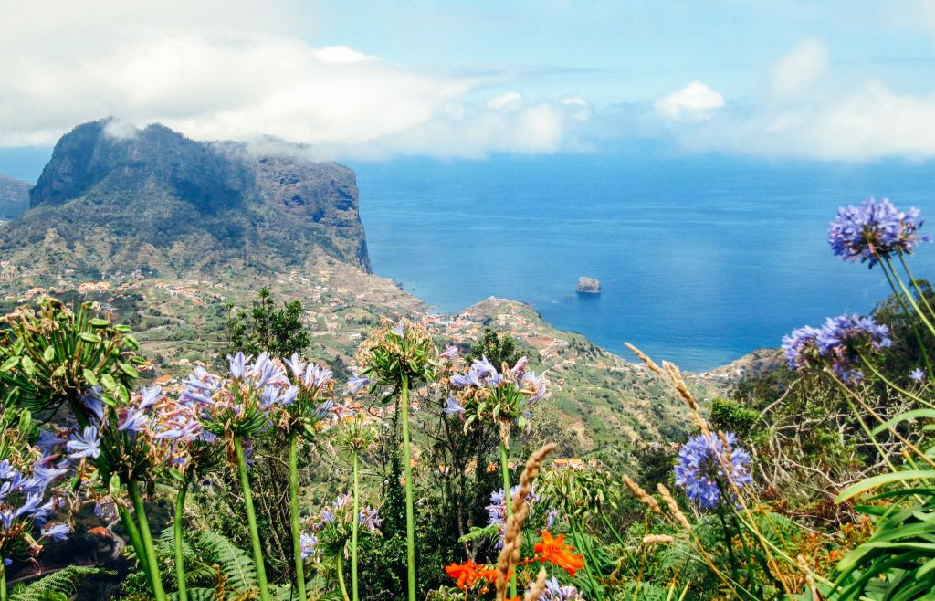 Panorama fiorito e vista sull’Oceano Atlantico dalle montagne di Madeira, Portogallo