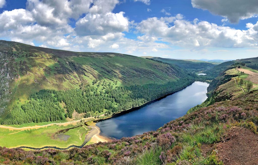 Veduta panoramica del lago Upper Lake nella valle di Glendalough, contea di Wicklow, Irlanda.