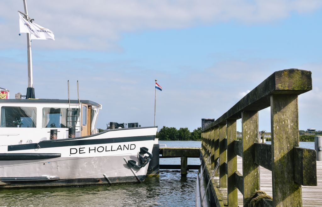 Barca De Holland attraccata su pontile