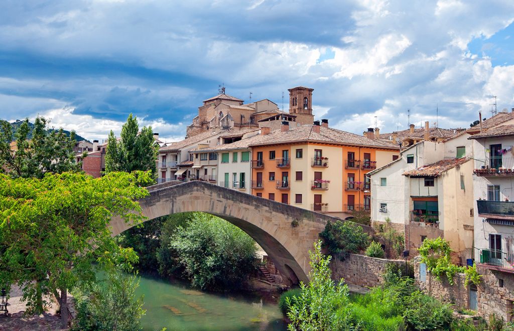 Vista del pittoresco villaggio di Puente la Reina, Navarra, Spagna, con il famoso ponte medievale.