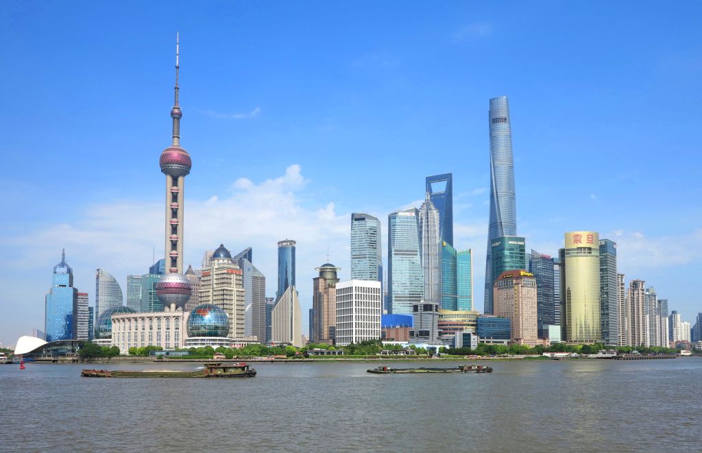 Skyline di Shanghai con Oriental Pearl Tower e fiume Huangpu, tappa iconica di ogni viaggio culturale in Cina