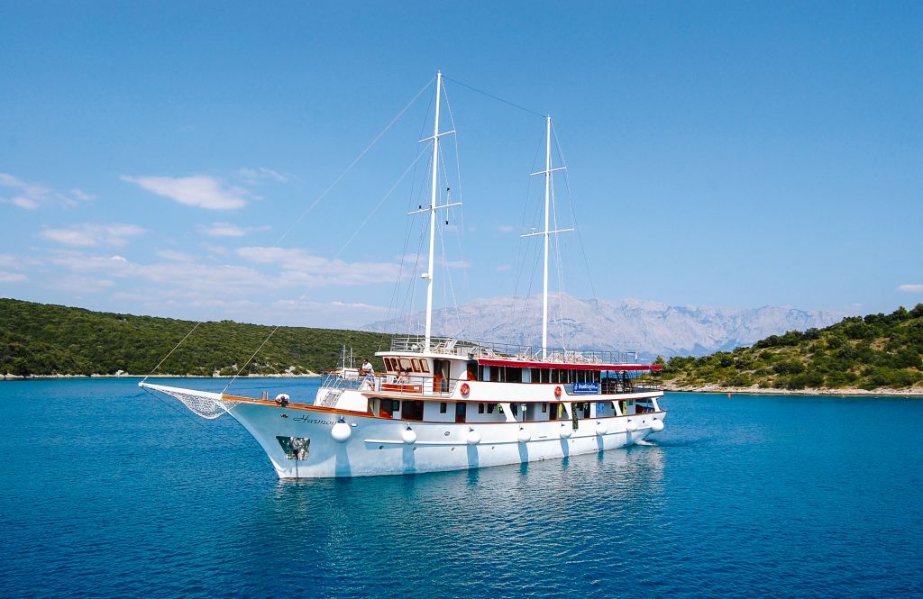 Yacht "Harmonia" in navigazione nel mare Adriatico, Croazia.