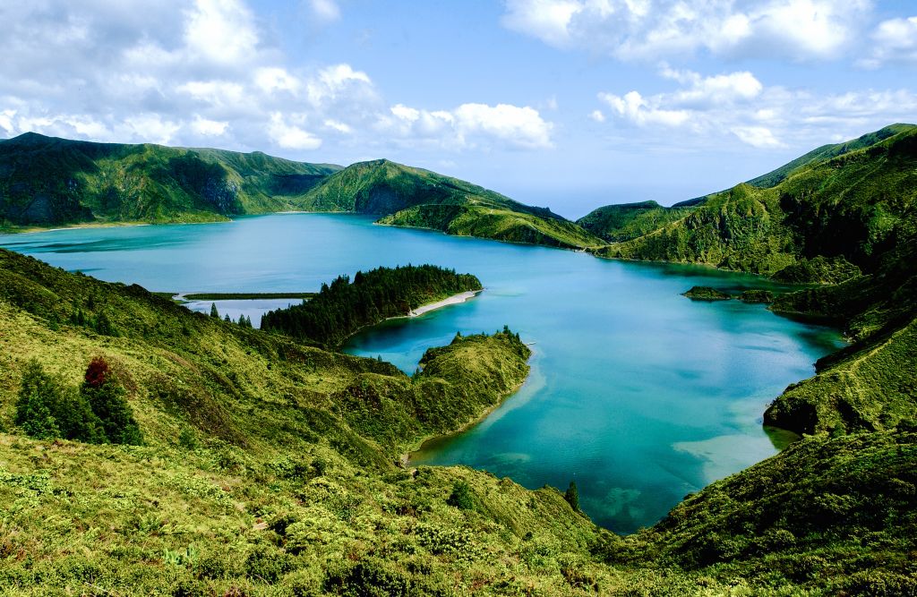 Veduta del Lagoa das Sete Cidades circondato da colline verdi, São Miguel