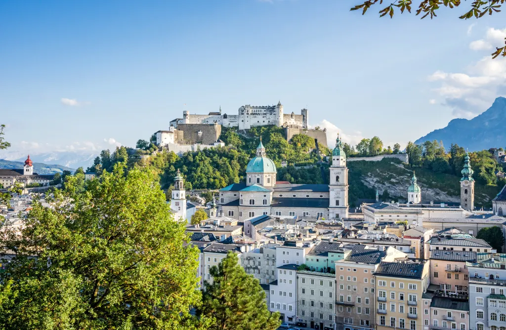 Panorama della città di Salisburgo con la fortezza Hohensalzburg e i tetti storici.