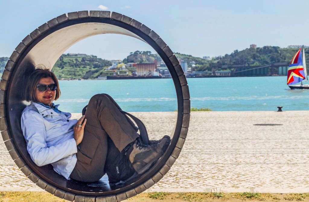 Vacanze in Portogallo, donna in posa, Lisbona, vacanze organizzate "Girolibero"