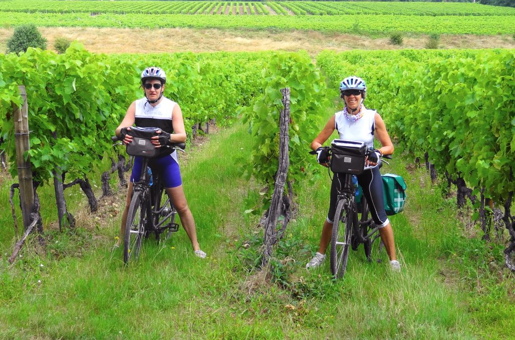 Due cicloturisti tra i vigneti della regione del Cognac, vacanze in bici in Francia