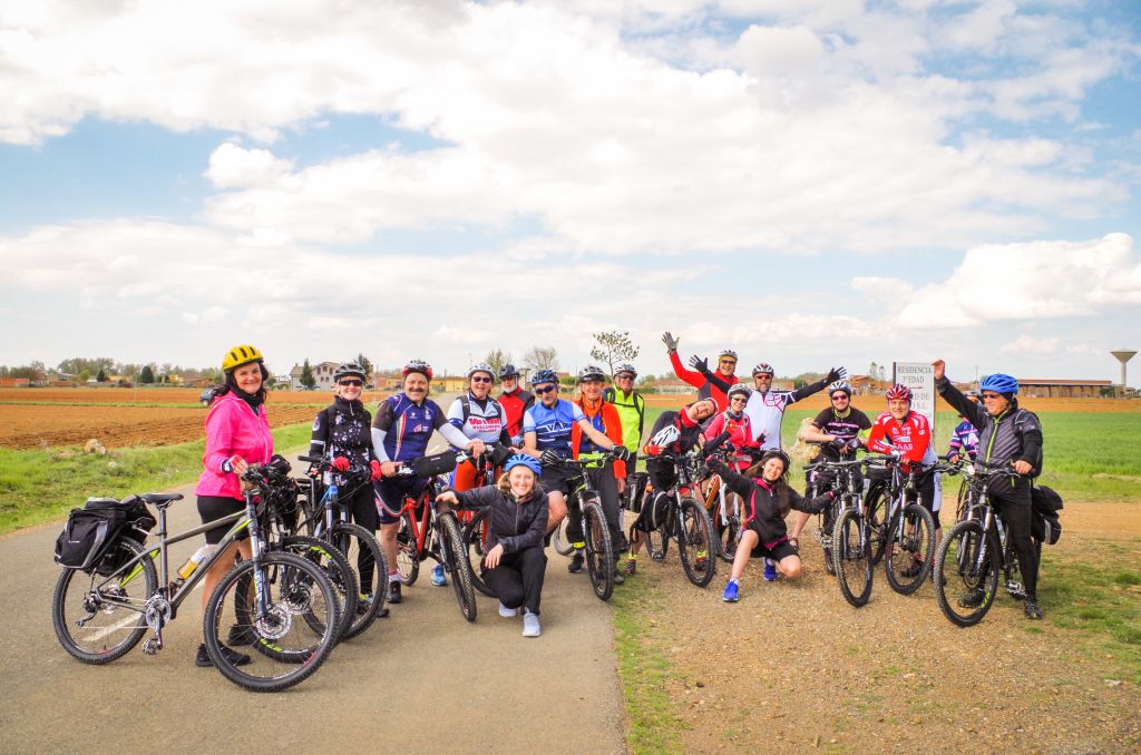 Gruppo di ciclisti su un sentiero rurale lungo il percorso sul Cammino di Santiago