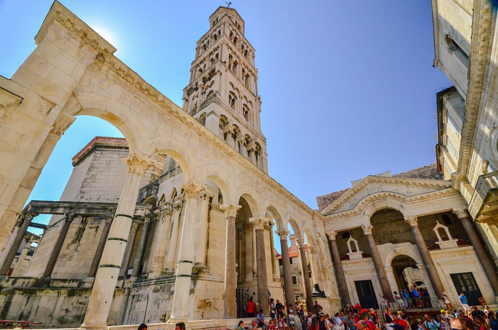 Antico edificio religioso con archi in pietra, Dalmazia