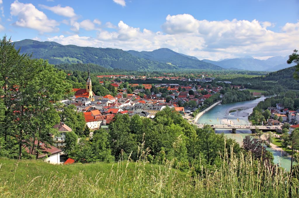 Vista panoramica di Bad Tölz, cittadina bavarese circondata da montagne e fiume Isar, Germania.