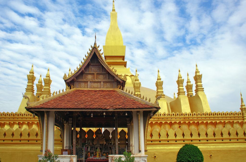 Stupa dorato Pha That Luang a Vientiane sotto cielo terso, simbolo nazionale del Laos