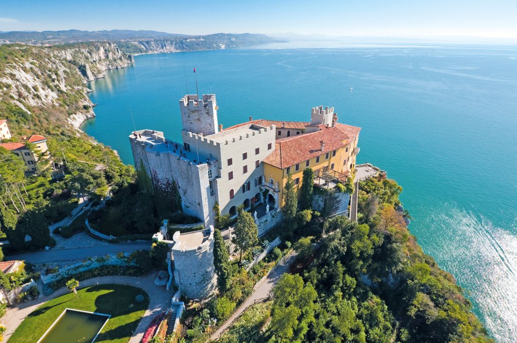 Panoramica sul Castello di Duino a strapiombo sul mare Adriatico