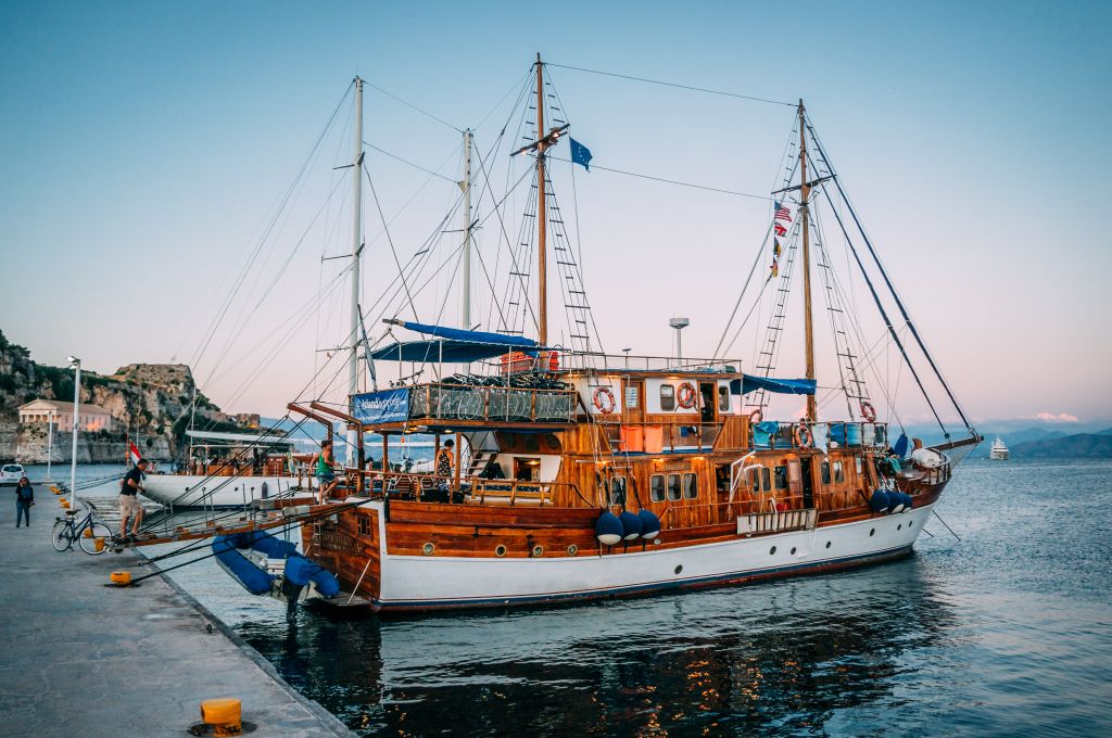 Barca di legno "Panagiota" ormeggiata nel porto di Corfù, Grecia.
