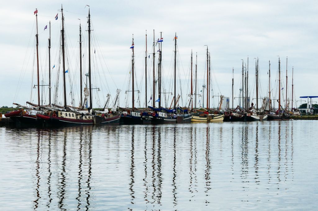 Hafen der friesischen Inseln mit festgemachten Segelbooten