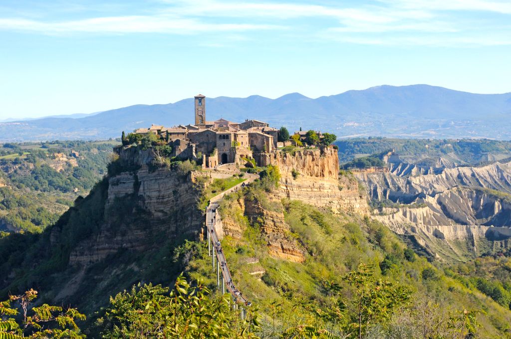Panorama von Civita di Bagnoregio, einem auf Tuffstein gelegenen Dorf in Latium, Italien.