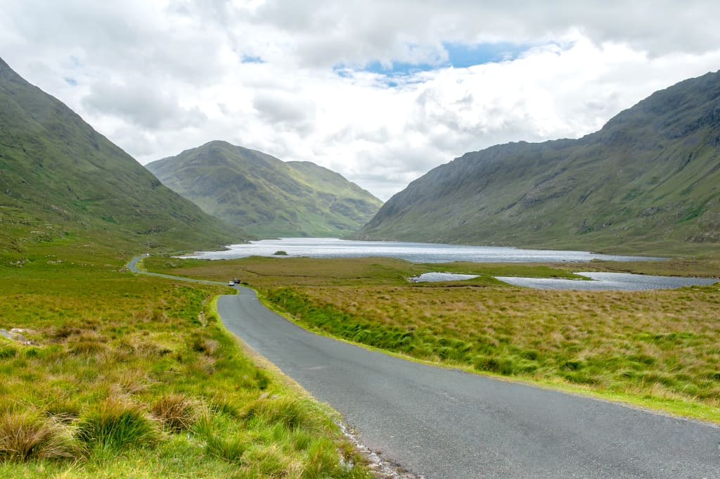 Strada panoramica tra le valli verdi del Connemara, Irlanda occidentale