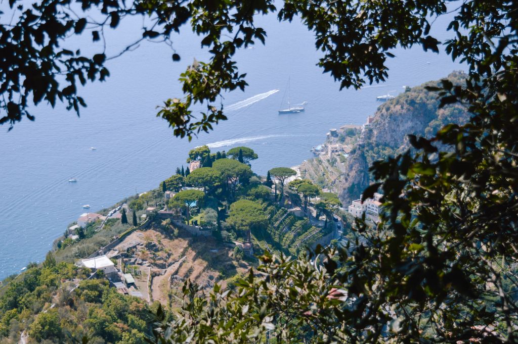 Panorama di Positano, con edifici colorati su pendii rocciosi affacciati sul mare, trekking organizzati "Girolibero"