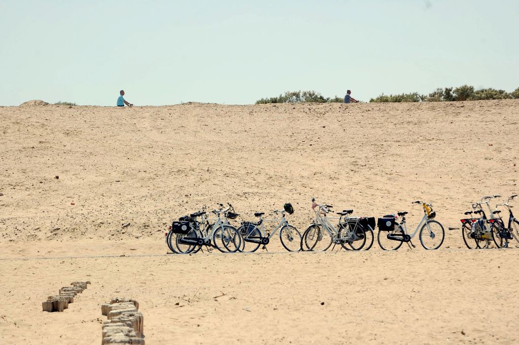 Bici parcheggiate lungo una spiaggia sulla costa fiamminga, viaggi in bici "Girolibero"