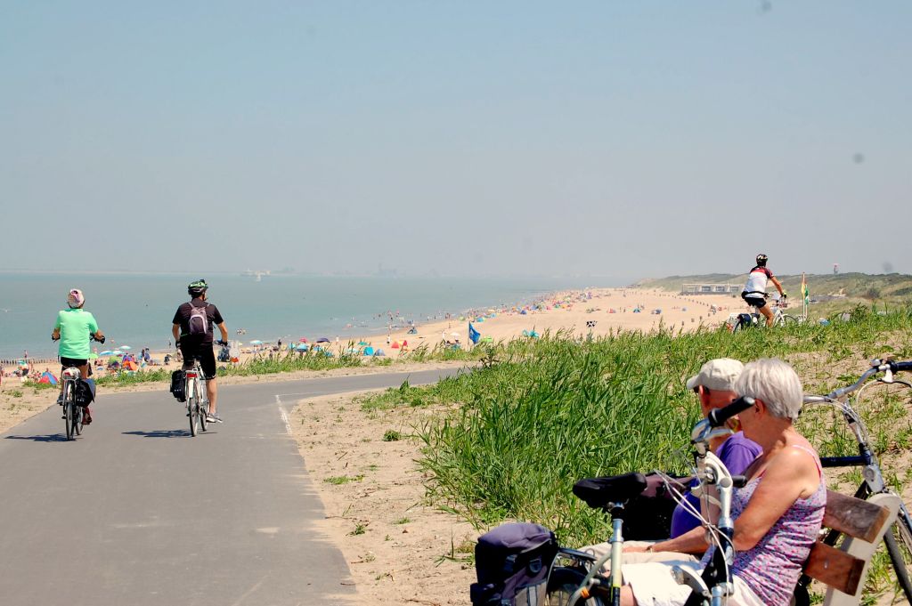 Spiaggia di Ostenda, Belgio, con ciclisti in viaggio con Girolibero in bicicletta lungo la ciclabile
