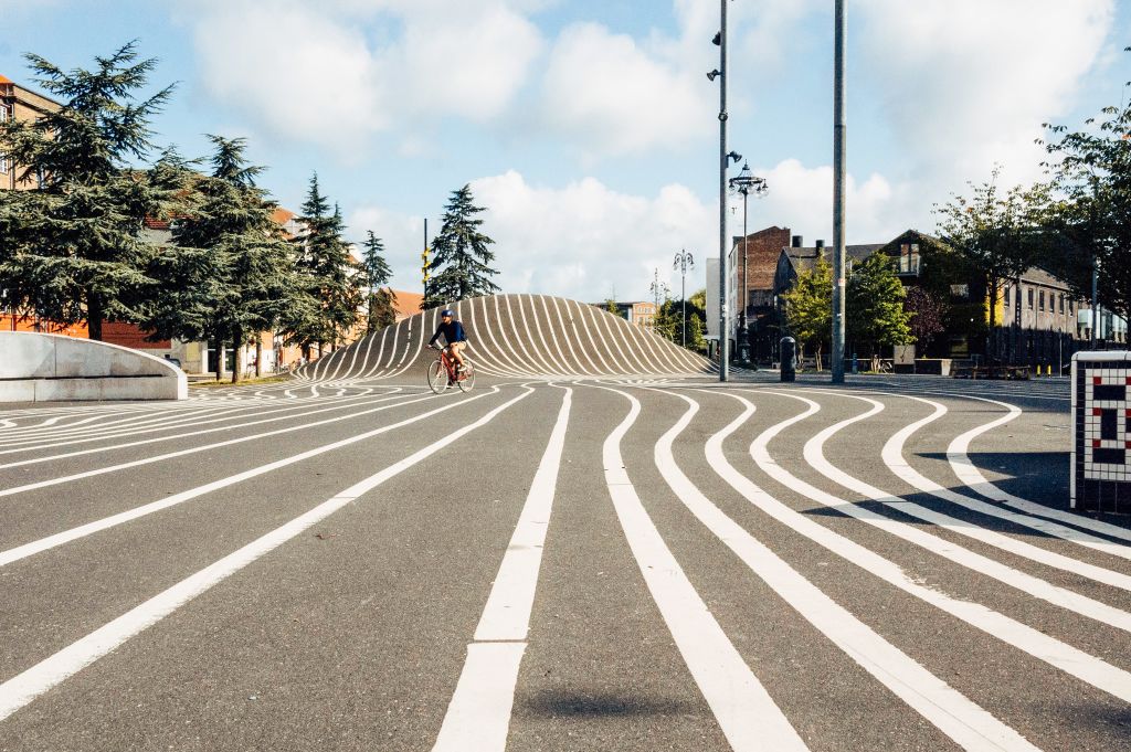 Strada urbana con linee bianche curve nel parco Superkilen, Copenaghen, Danimarca